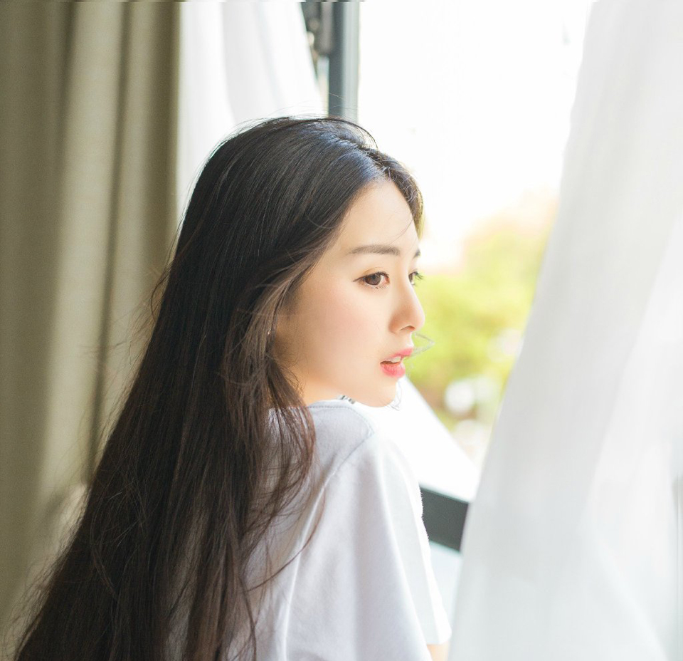消息迅速被传入了大营，越来越多的江东将士汇聚过来，不敢相信这个事实，有些还未明白事情的整个过程的将士始终不敢相信周瑜已经阵亡的事实。